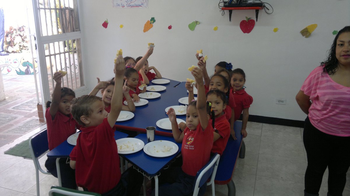 FnnsCaricuao1's tweet photo. Con amor y alegría el personal de nutrición elabora un rico compartir con motivo a la Semana Santa "Conservas de coco" y pastelito andino para nuestros niños, niñas y personal de la Institución #PetroProsperidadParaTodos @NicolasMaduro  @FNNSimon  @magallyvina https://t.co/uI2bSA3LmS
