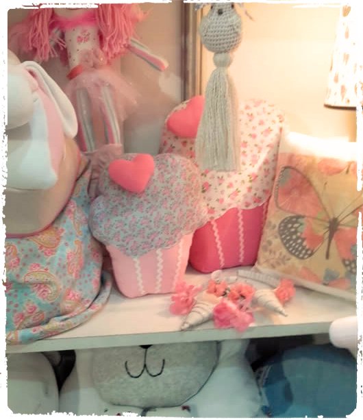 belladecoracion's tweet photo. Algo de lo que se pudo ver en la Feria Presente! en su edición Otoño 2018. Gracias a todos los que pasaron por el Stand de Mia Moa, y conocieron nuestros productos. #presentes #larural #almohadones #expopresentes2018 #kidds #Otono2018 #decoracion #decoration https://t.co/iFgEiGNJcx