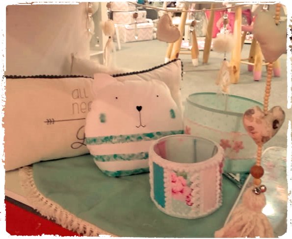 belladecoracion's tweet photo. Algo de lo que se pudo ver en la Feria Presente! en su edición Otoño 2018. Gracias a todos los que pasaron por el Stand de Mia Moa, y conocieron nuestros productos. #presentes #larural #almohadones #expopresentes2018 #kidds #Otono2018 #decoracion #decoration https://t.co/iFgEiGNJcx