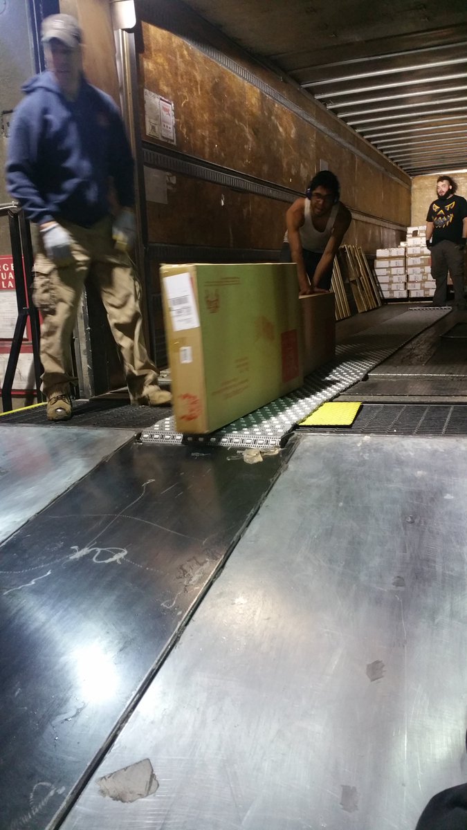 tybueter7100's tweet photo. #CaughtSafely 8419 SLC Day Sort employee's Jared Barnes, David Santos, Osmani Fuentes caught working safe. These three guys working together as a team to get the job done, but more importantly using the equipment to facilitate the work. Nice job guys TEAM LIFT! Keep it up. https://t.co/niMbu8Di87