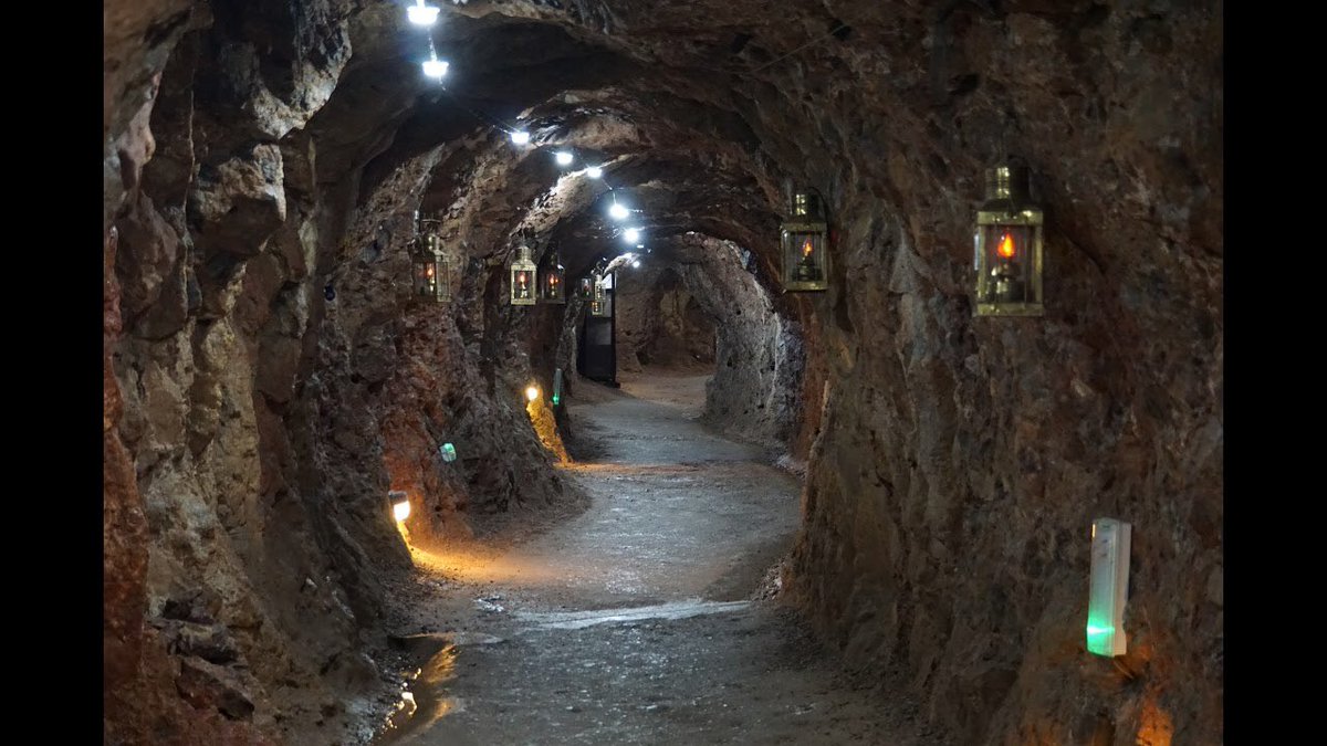 bucketlistsarah's tweet photo. Am confronting my agoraphobia tomo and heading down to the amazing @WookeyHole caves before checking out @WellsCathedral1 and ticking off another bucket list item: sleep in a 4 poster bed in stunning Wells! @VisitSomerset @visitsomersetuk https://t.co/mbGH8IF0XV