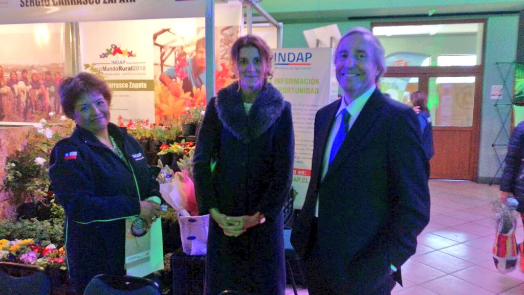 MagallanesBBNN's tweet photo. En #ExpoRural #Magallanes nuestra seremi @FranRojasPhi celebró el esfuerzo de pequeños horticultores a quienes también brinda su apoyo el @MinisterioBBNN. El Intendente @ch_matheson y el seremi de @MinagriMagallan Jose Fernández Dubrok inauguraron el evento. #ChileLoHacemosTodos https://t.co/u0OiXMmdzv