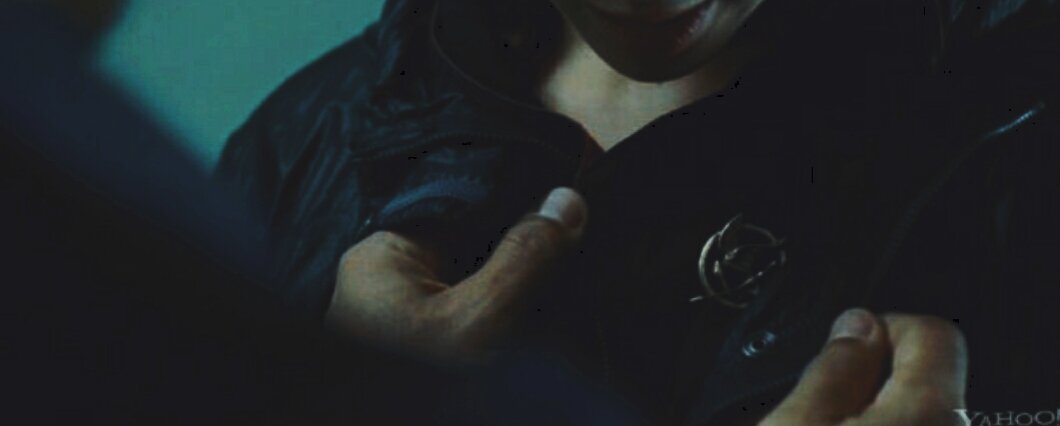 ohmylovelyjosh's tweet photo. "Wanna see what I got you today? It's a mockingjay pin, to protect you. And as long as you have it, nothing bad will happen to you, okay? I promise.- Katniss Everdeen "

here's to the symbol of the rebellion, our mockingjay

#6YearsOfTheHungerGames https://t.co/TAblt5JFNk