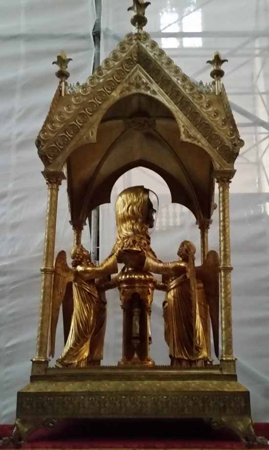 depraveddreamer's tweet photo. A gothic basilica in the South of France houses what is thought to be the skull of Mary Magdalene.
A golden reliquary was crafted to house the skull and four angels rest beneath the long hair.
#nowyouknowthat #skulls #cemetery #kindofweird #kindofbeautiful https://t.co/93I4PnIEZV