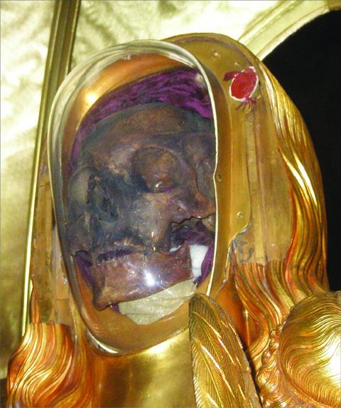 depraveddreamer's tweet photo. A gothic basilica in the South of France houses what is thought to be the skull of Mary Magdalene.
A golden reliquary was crafted to house the skull and four angels rest beneath the long hair.
#nowyouknowthat #skulls #cemetery #kindofweird #kindofbeautiful https://t.co/93I4PnIEZV