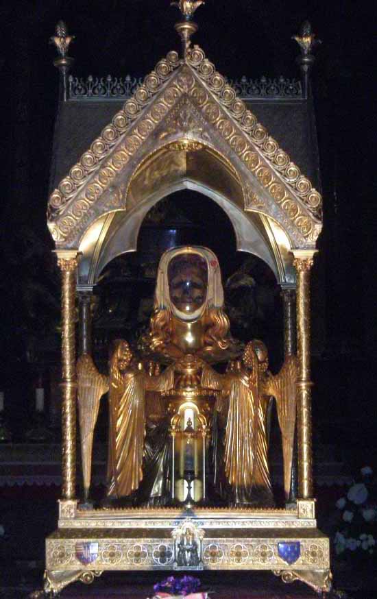 depraveddreamer's tweet photo. A gothic basilica in the South of France houses what is thought to be the skull of Mary Magdalene.
A golden reliquary was crafted to house the skull and four angels rest beneath the long hair.
#nowyouknowthat #skulls #cemetery #kindofweird #kindofbeautiful https://t.co/93I4PnIEZV