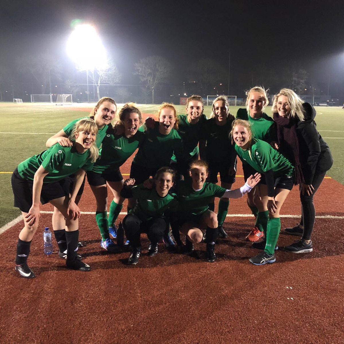csvDVVA's tweet photo. Terwijl de mannen van @OnsOranje stonden te stuntelen, hengelden onze βDames 5β in de 7v7-competitie hun eerste punten binnen! β½οΈπͺπ½ #girlpower #datvraagtomeenbiertje #oftwee #ofeenmeter π» https://t.co/q4wZwdZqU6