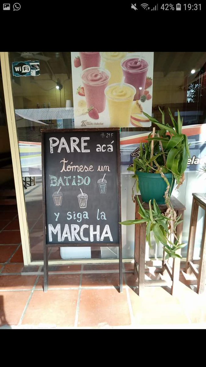 SelenaFarnos's tweet photo. Mi tía tiene una heladería familar,vive de eso,y le gusta jugar con los carteles, expresando sus pensamientos sin molestar a nadie, pero la están amenazando con que le va  a cerrar el negocio si no deja de hacer carteles, donde quedó la libertad de expresión me pregunto yo? https://t.co/HfGftV0n2C