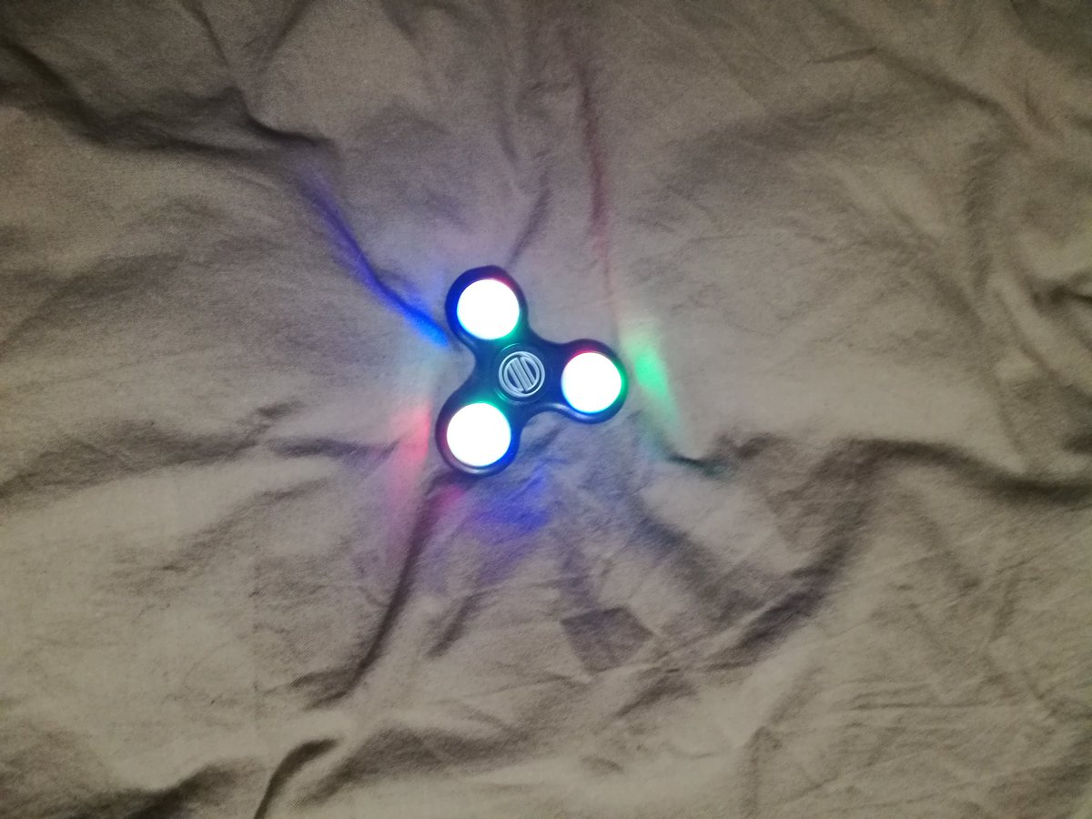 TravelerClaudi's tweet photo. #eastofeli #fidgetspinner 😎 You want one? For free. RETWEET. Good luck 😎 -Free shipping worldwide. https://t.co/Ric0DunDNh