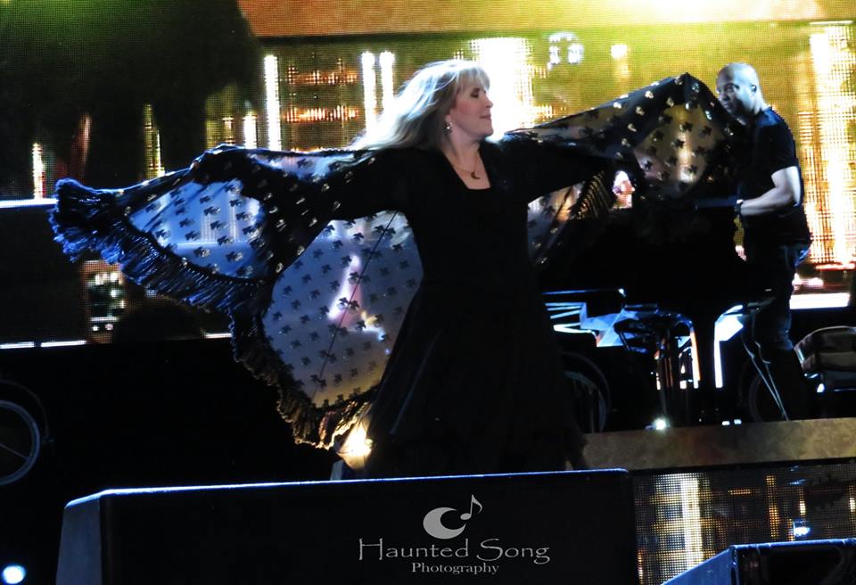 StevieNicks1025's tweet photo. *Stevie at the Prudential Center 4/2/17* @Rosesdaughter61 @Rhiannon_999 @StevieNicksFans @StevieNicksEdge #StevieNicks #HauntedSong https://t.co/qav6UDhcbc