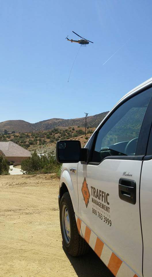 TrafficMgmtInc's tweet photo. Some times you just cant get a truck to the spot that your replacing a pole. So you bring in the helicopter. @sce #BouquetCanyon #PowerPole #HelicopterLift #Linemen #LeadersInTrafficControl #ExpertsInSafety #TMItheSafetyExperts #SeriousAboutSafety #TrafficControl https://t.co/wJSJ3wRObn
