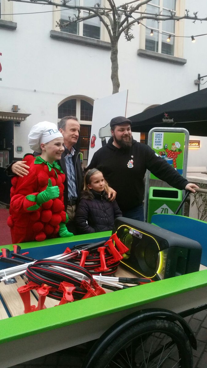 Vanavond kreeg Stichting <a href="/TielTipTop/">Tiel Tip Top</a> het beheer van de <a href="/WonschoonWonen/">Wonderschoon Wonen</a> bakfiets overgedragen.

Samen met de raadswerkgroep Wonderschoon Wonen en met behulp van de <a href="/TielseUitdaging/">Tielse Uitdaging</a>, @Dynamiek_Tiel, GEJO Cyclingworld en Niacet BV kunnen de vrijwilligers voortaan goed aan de slag.