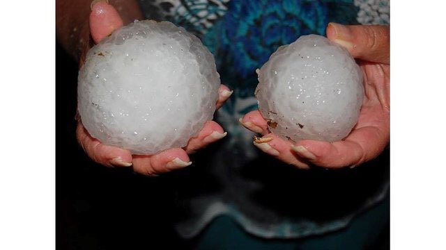 Matt_Kroschel's tweet photo. Our #hail this afternoon on my deck in Colorado vs. #Alabama hail from their last big storm. #valleywx #severeweather 
( @WIAT42 = 📸) https://t.co/DAjPukFaEN