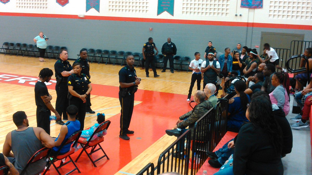 DPDSENPO's tweet photo. #PDMadness #SkylineHigh  Come Hang With Us @ChiefHallDPD @DPDMoore @DPDVaughan @FiteDPD @DPDWalls @DemondFernandez https://t.co/P5CEtpCC9I