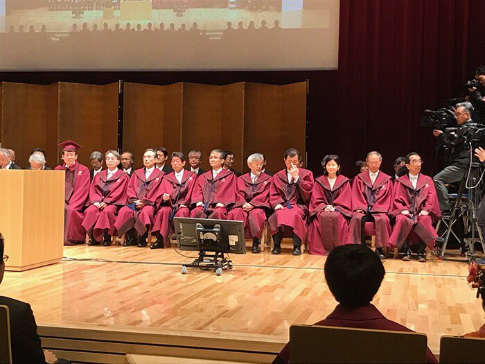 Chie Imai チエ イマイ 18年3月日 火 九州大学にて学位記授与式が行われました Chie Imaiは 16年にアカデミックガウンを製作いたしました 一部に博多織を使用しております 卒業生の皆さん ご卒業おめでとうございます Chieimai