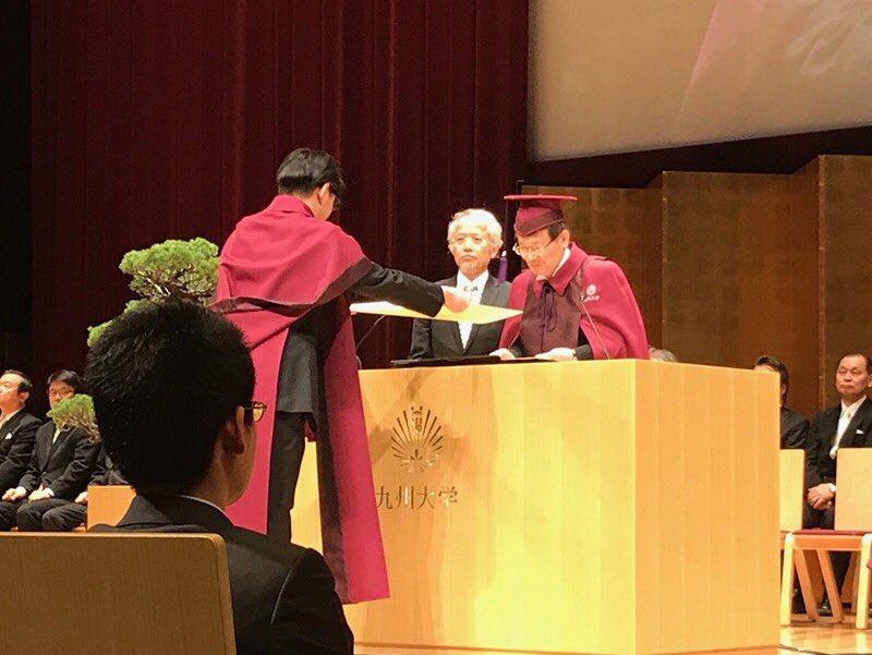 Chie Imai チエ イマイ 18年3月日 火 九州大学にて学位記授与式が行われました Chie Imaiは 16年にアカデミックガウンを製作いたしました 一部に博多織を使用しております 卒業生の皆さん ご卒業おめでとうございます Chieimai