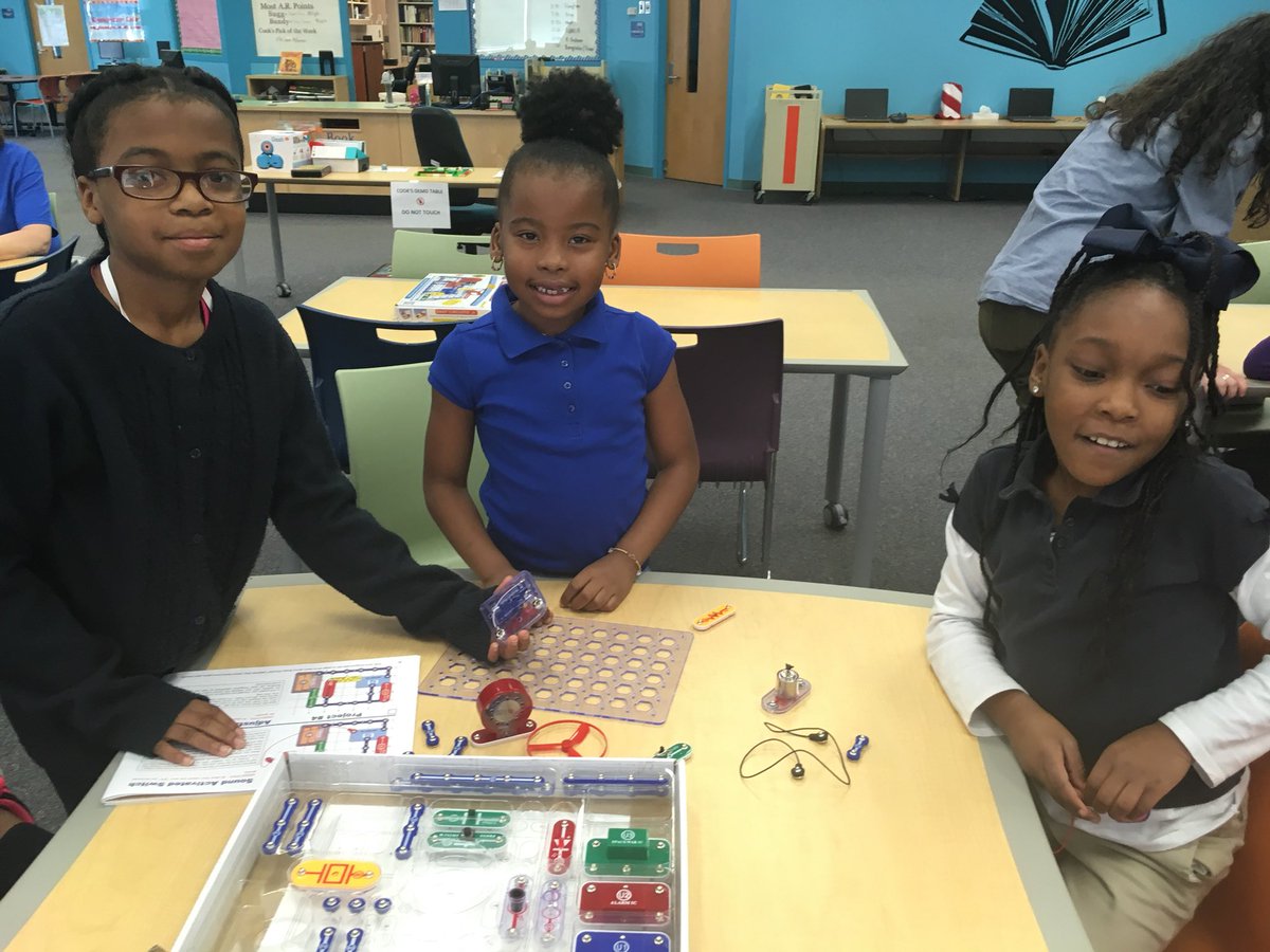 SuggBundy's tweet photo. Science Day- 3rd Annual! Making learning FUN and engaging while learning about AVID jobs! #scienceday #sciencegeeks #AVID #suggbundypride #geep #STEM #Robotics #handsonlearning #scientists #Suggbundydoesitbest https://t.co/buaWKTTVe0