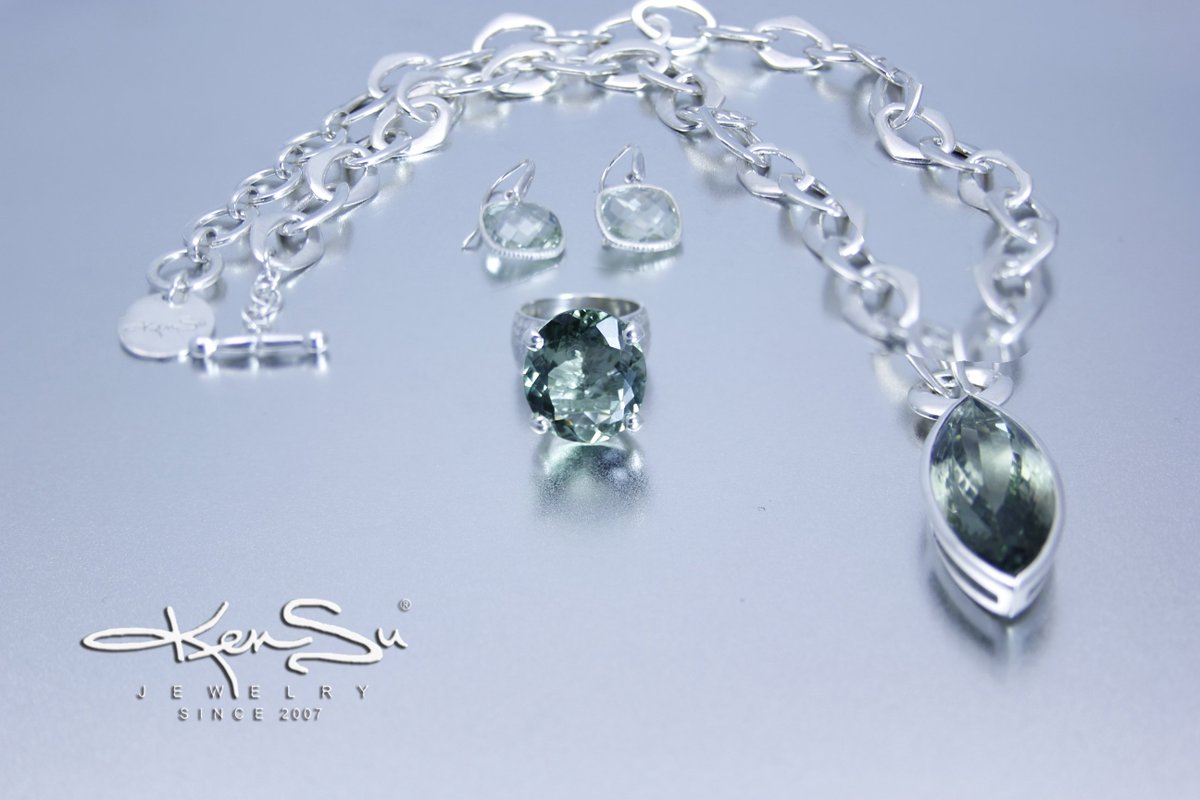 jewelrybeadss's tweet photo. KenSu Jewelry presents a Trunk Show in the "Kilohana Boutique" Ritz Carlton Fri.23th of November from 9am - 7pm Showcasing work by two Maui based jewelry designers Kendra & Suheiwa
#kensujewelry #rcmemory #trunkshow #jewelry #handmade #maui https://t.co/JoEQ20t1xh