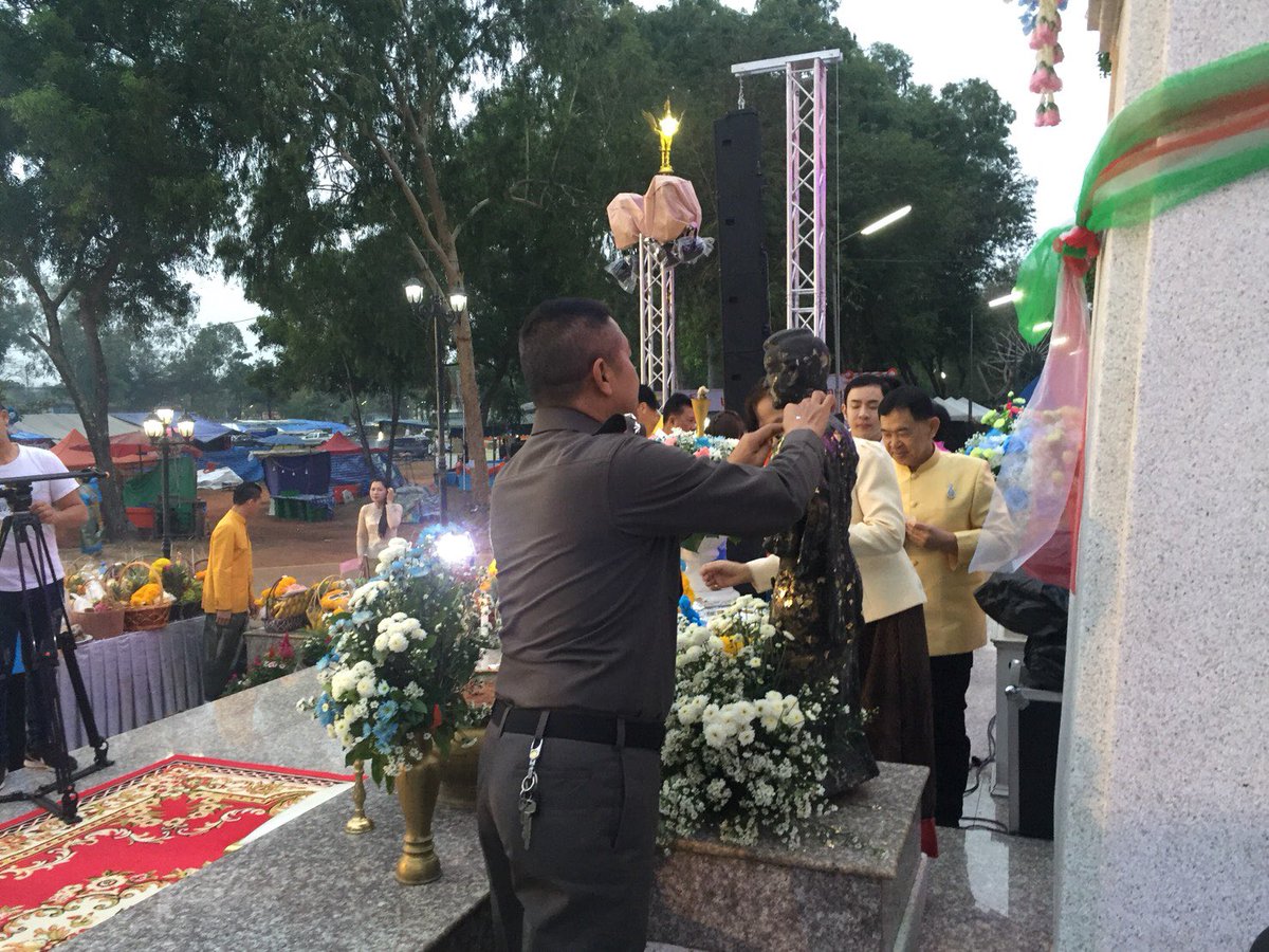 พ.ต.อ.รัฐศักดิ์ สุขเจริญ ผกกฯ พ.ต.ท.ศักดิ์ศรี  ไกลราช  รอง ผกก (ป ).ฯ พ.ต.ท.ประสาน ดีกระโทก สวปฯ ร่วมพิธีบวงสรวงและพิธีเปิดงานประเพณีฉลองวันแห่งชัยชนะท้าวสุรนารี ประจำปี 2561 อำเภอเสิงสาง จ.นครรราชสีมา