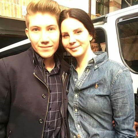_DelReyPeru_'s tweet photo. Lana con fans en Colombia https://t.co/6UojK4IPEB