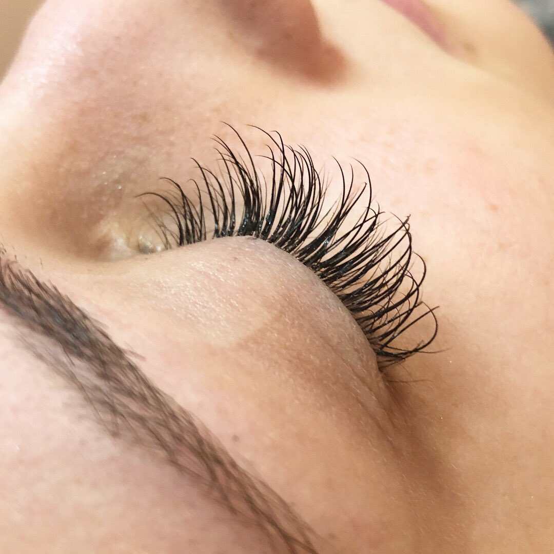 TaraBarfield's tweet image. Come #getlashed at Glow Beauty Studio by yours truly, mama’s gotta pay the bills &amp;amp; you deserve long lashes + to sleep in &amp;amp; not have to put mascara on. ✨