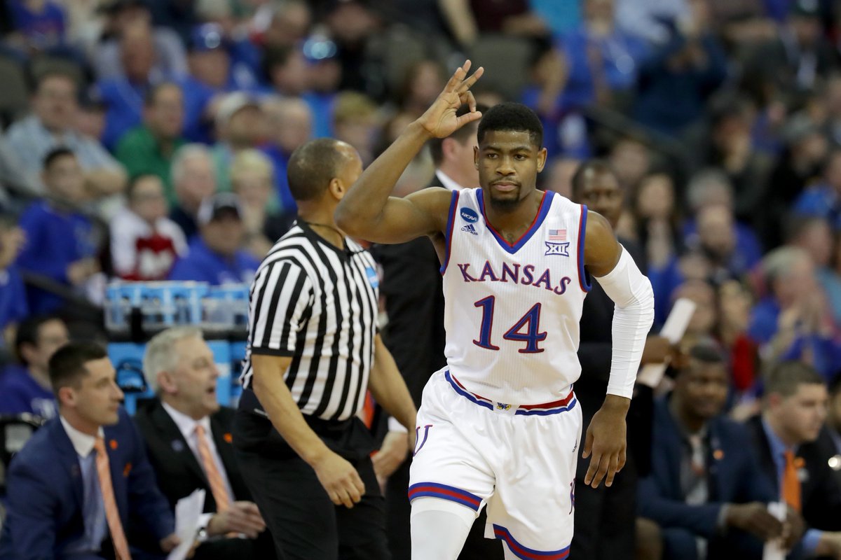 BleacherReport's tweet photo. No. 1 Kansas holds a 40-27 lead over No. 5 Clemson at the half

#MarchMadness https://t.co/W7aX4KtrVf