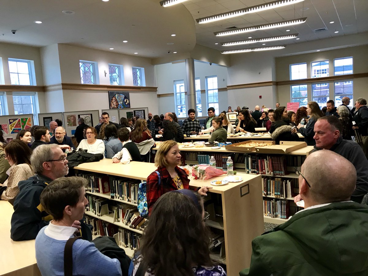 MonaLisaLvsHeah's tweet photo. Honored to help out longtime art education friend, Carolann @tebbettsart by speaking at the inaugural induction of the Franklin High School National Art Honor Society this evening. It was a wonderful gathering of this art-loving community! @FranklinPSart https://t.co/C7L5qS2Ntl
