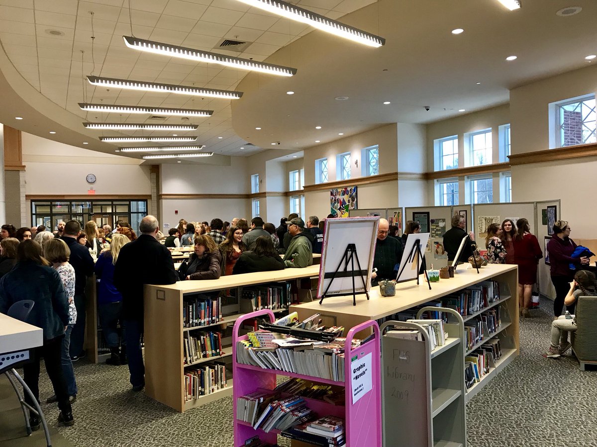 MonaLisaLvsHeah's tweet photo. Honored to help out longtime art education friend, Carolann @tebbettsart by speaking at the inaugural induction of the Franklin High School National Art Honor Society this evening. It was a wonderful gathering of this art-loving community! @FranklinPSart https://t.co/C7L5qS2Ntl