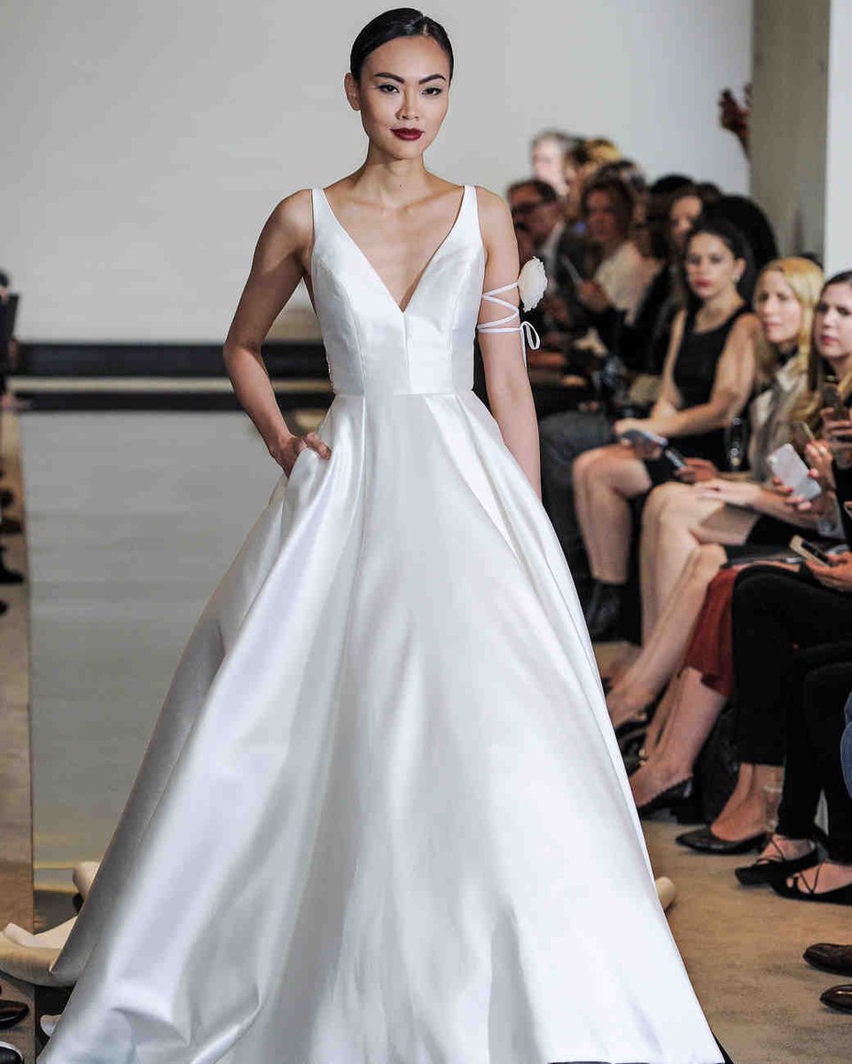 FianceeBodas's tweet photo. El escote en V es muy favorable para todos los cuerpos: estiliza el cuello, adelgaza la figura y enfatiza la cintura, además es tendencia en vestidos de novia 2018. https://t.co/0GCBYmjUmy