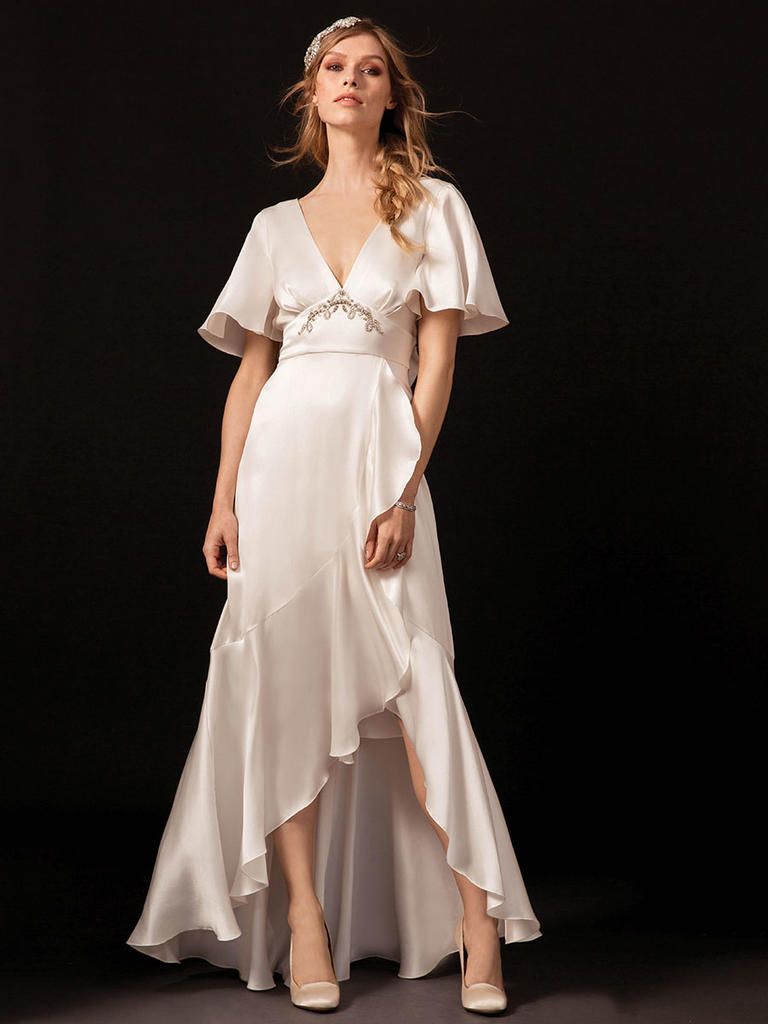 FianceeBodas's tweet photo. El escote en V es muy favorable para todos los cuerpos: estiliza el cuello, adelgaza la figura y enfatiza la cintura, además es tendencia en vestidos de novia 2018. https://t.co/0GCBYmjUmy