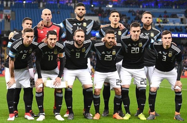 DDLCancha's tweet photo. #Amistoso Internacional 🇦🇷🇮🇹
#Italia 0-2 #Argentina 
Con goles de Eber Banega y Manu Lanzini, el equipo de Sampaoli venció a la Azzurra.
¿Que te pareció el equipo? https://t.co/HnCaXoqLVU