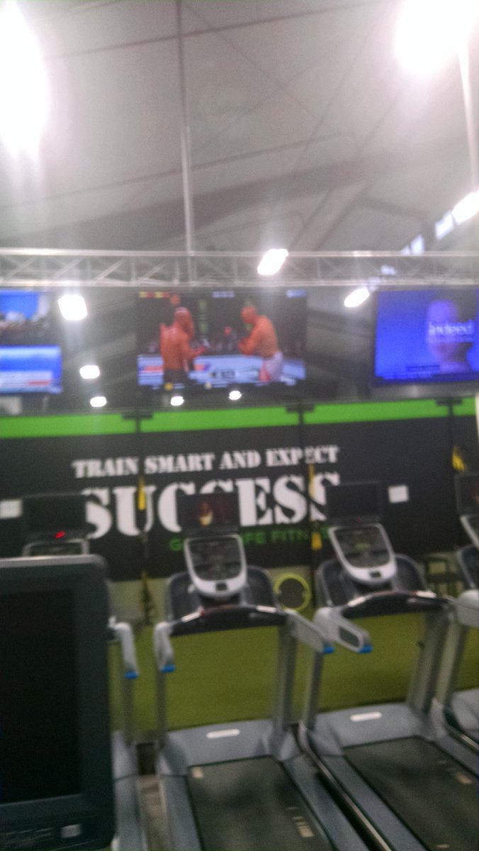 markdittman's tweet photo. You don't need extra motivation to run another mile when the @rory_macdonald x Robbie lawler fight is on tv #fightofthemillenium https://t.co/F78r44krzf
