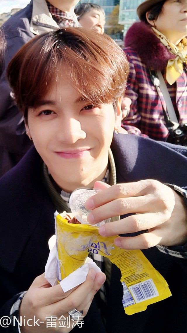 wangspic's tweet photo. imagine being this close to him https://t.co/9qovwWoj9k