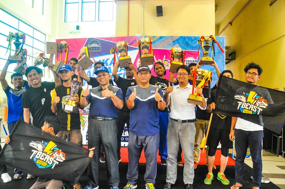 sekrefast_usim's tweet photo. [ SUFA 2018 ]

Keputusan Keseluruhan SUFA'18 

🏆Juara: FBEaST (86 mata)
🏆Naib Juara: FEM (51 mata)
🏆Tempat Ketiga: FPQS (49 mata)
🏆Tempat Keempat: FPBU (42 mata)

Tahniah team FBEaST atas kejayaan juara kesuluruhan SUFA'18👏👏

#SUFA2018
#FitUSIM
#FBEaST
#FSTigers
#FKABWolves https://t.co/f8FQAAYSMa