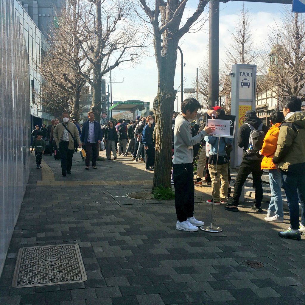 gonzo7777777's tweet photo. NIKE原宿
9：00現在

抽選への並びは
最終的に1,750名ほどです

AJ1は350足
max1/97は150足
キャップは80点

#NIKE
#ナイキ
#jordan
#ジョーダン
#airmax
#並び https://t.co/dhB3rWCM09