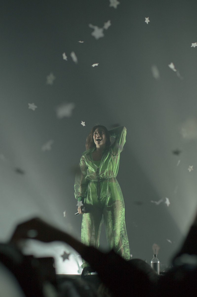 murielmargaret_'s tweet photo. when no one answers ur emails for a photo pass, u make ur own. today i woke up n bought a last minute ticket, snuck in w/ my camera, n got the best shots of my life. @lorde i really hope u see this n, if u do, i hope u know how many people u made feel alive tonight, including me https://t.co/mCw24JtsW4