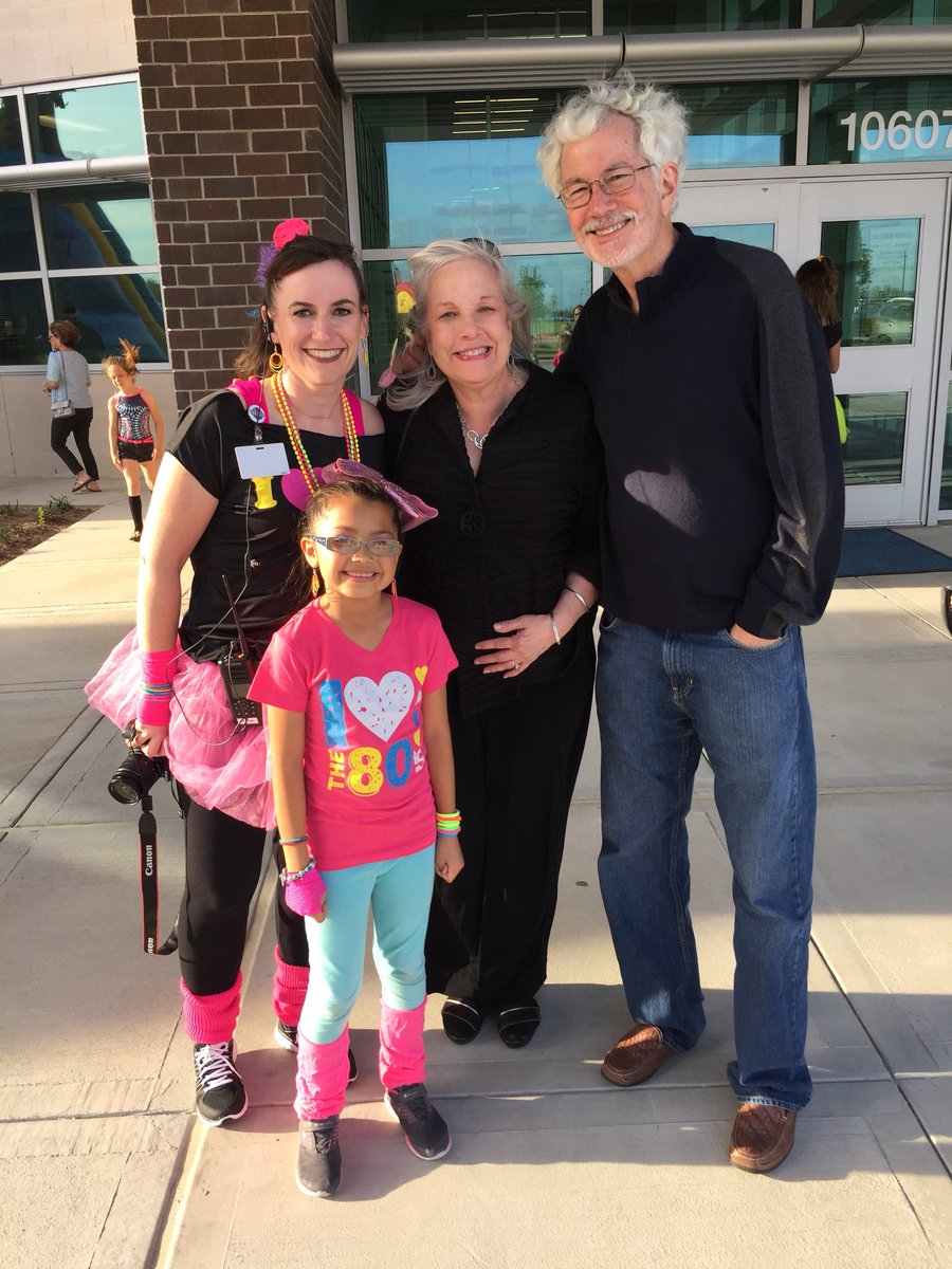 MonicamSanchez's tweet photo. The best way to start this amazing event! Go Wells! #80s #explore @CyFairCFisher @CFISDWells @CFISDWells3rd @R4exd @JimWells57 https://t.co/bCih4vn9kv