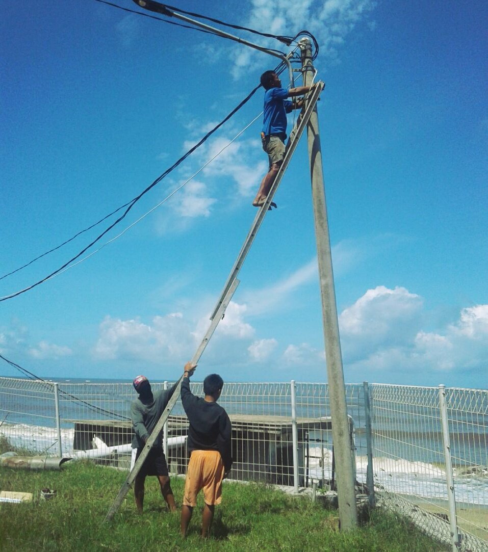 bppsdm_brpbappp's tweet photo. Takalar_Pemasangan Lampu Penerangan sekitar Wilayah Instalasi Tambak Untuk Memudahkan jika Melakukan Aktivitas Malam
#RisetdanSDMKP 
@brsdm_kp https://t.co/toVLbnT6kD