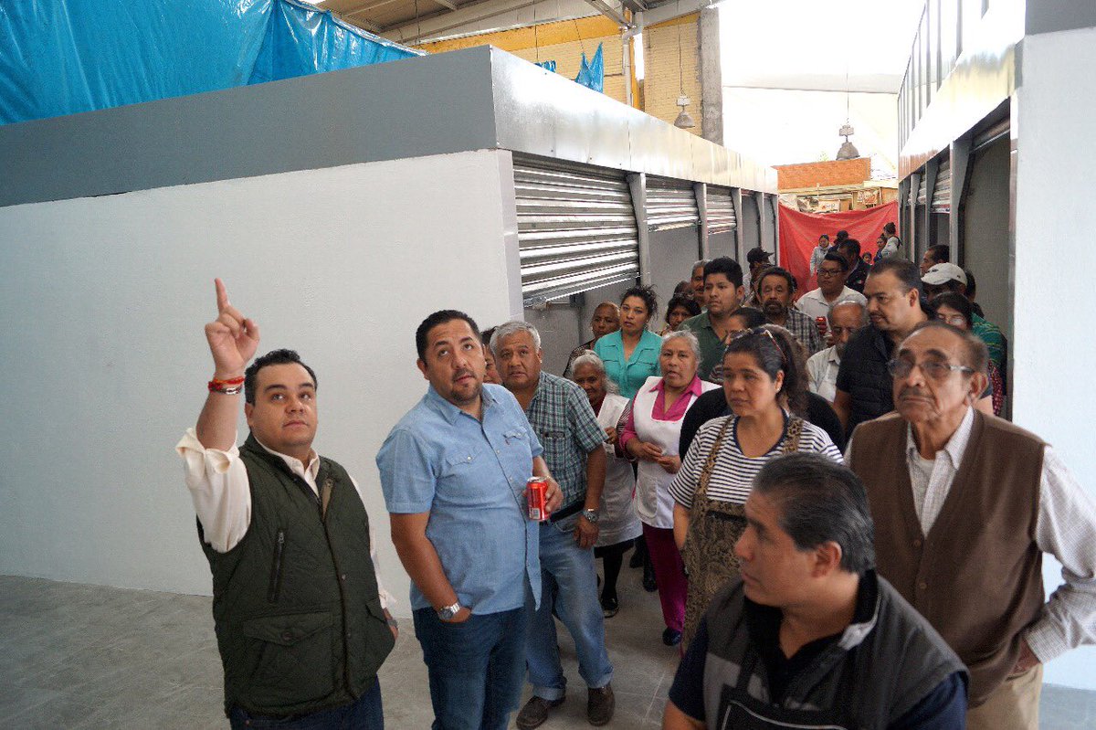 Fer_MercadoG's tweet photo. Visitamos el Mercado La Cruz, para junto a locatari@s y Dir Gral de @Obras_Contreras supervisar trabajos de rehabilitación ¡#LaNuevaFormaDeGobernar es fomentar e impulsar la economía local! https://t.co/ijGXh7ZDns