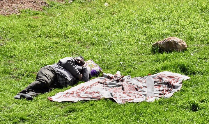 AzadiRojava's tweet photo. This is how the people of Efrîn have to live now. As #NATO Turkeys mercenaries looted their belongings &amp; their homes given to jihadis &amp; friends. The people who welcomed EVERY refugee are ethnically cleansed &amp; worldleaders remain silent #BreakSilenceOnAfrin
https://t.co/36w7UZK7nN