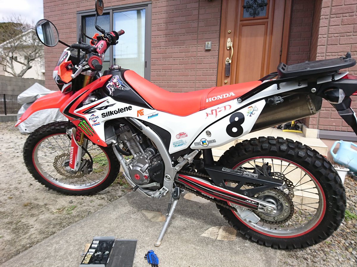 とーさんはシビック乗り 梅雨は頭痛頻発 Pa Twitter 先日上がったcrf250lのバッテリー充電から復活 今朝取り付けして元気よく一発セル始動 カバーもとに戻して完成 午後からの野暮用でひとっ走りかなー ホンダ Crf250l