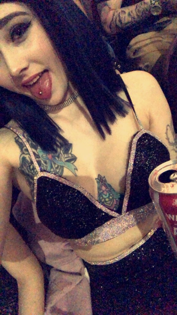 lizzie3710's tweet photo. Demi lovato and straw-ber-ritas 😍👅😘 https://t.co/WTWDgm7NKd