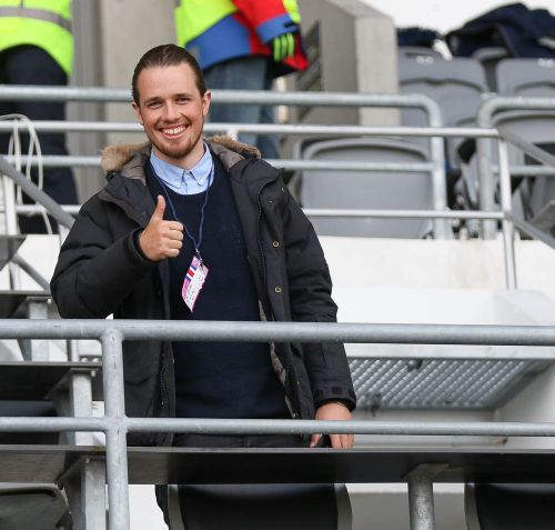 Gaman að <a href="/grjotze/">Gunnar Birgisson</a> lýsi leiknum. Fáir vanari á næturvaktinni á RÚV. Er oftar þar á næturnar en heima hjá sér. Stóð sig best allra Íslendinga á Vetrarólympiuleikunum fyrr á árinu