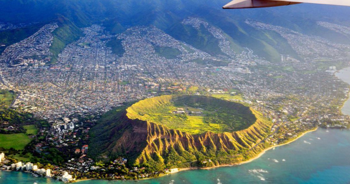 LocalKineApps's tweet photo. #Hawaiian word of da day: lua pele. Definition: Volcano, crater. Lit., volcanic pit. #luapele #volcano #crater #Hawaii #diamondhead #alohafriday https://t.co/HYFFeRlUmQ