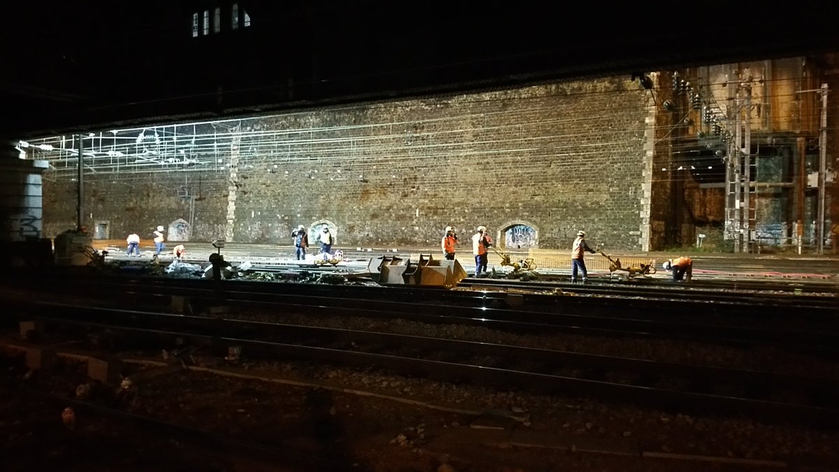 BATIGNOLLESY9's tweet photo. Cette nuit début du 2ème week-end de travaux 🚧 sur le GR5 et 6 de paris Saint Lazare pour la régénération du réseau. 
#SNCFRESEAU #psl https://t.co/k0Z2ZPDbaZ