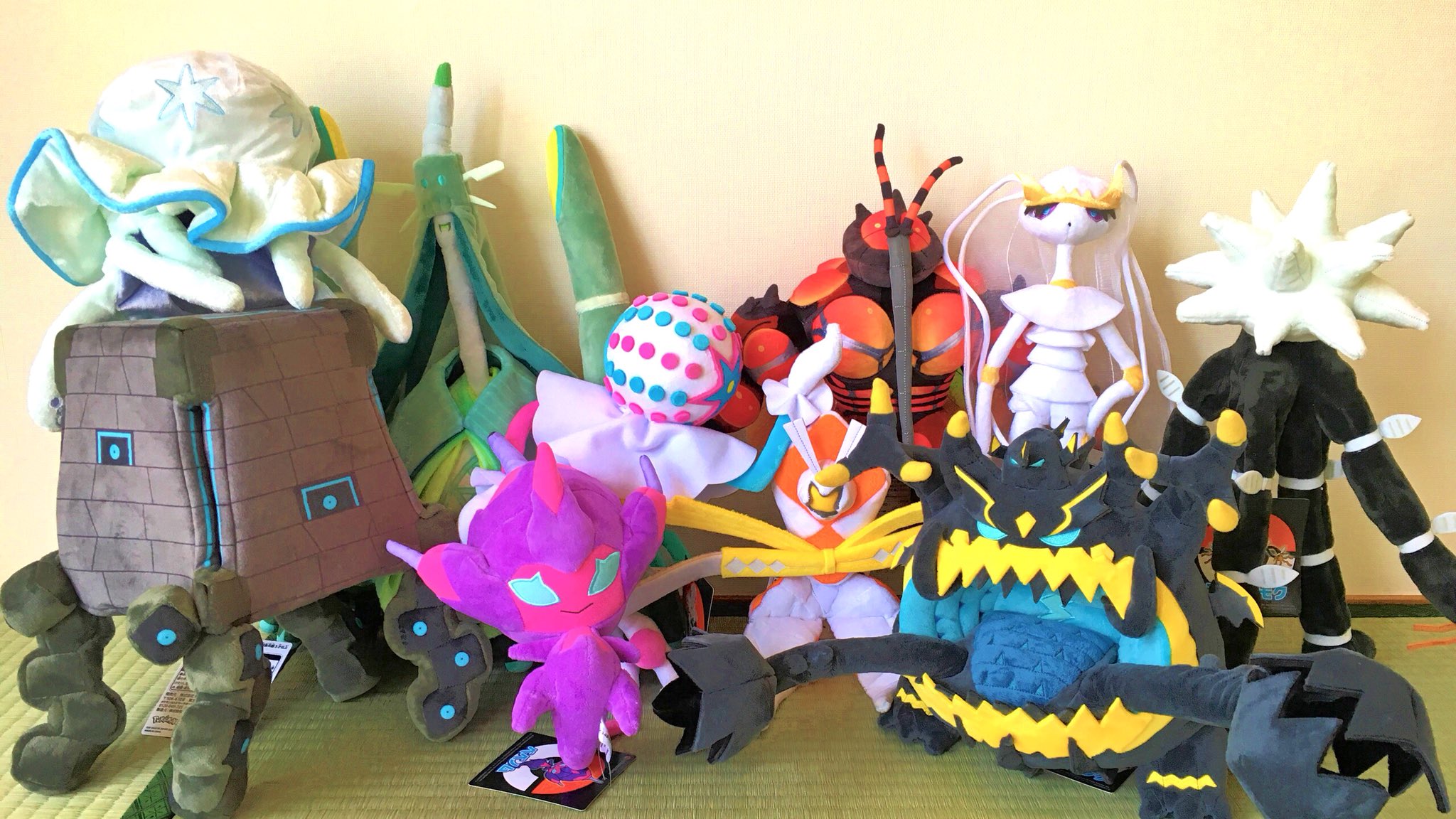 تويتر シキ على تويتر ウルトラビーストのぬいぐるみget Ub好きには感謝でしかない マッシブーンは足と手が動いて好きなマッチョポーズにできるの感激した あとフェローチェの触覚とデンジュモク の手 アクジキング の手 も動くっぽい T