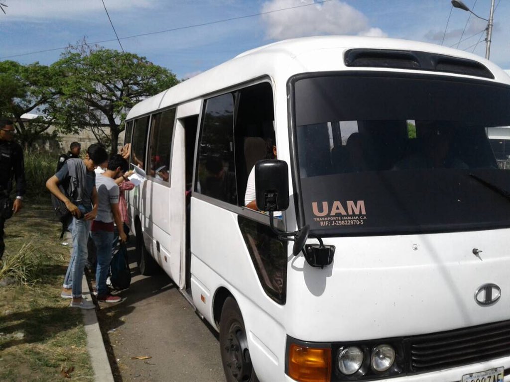 uam_ve's tweet photo. Asimismo se informa a la comunidad estudiantil que se estará realizando inspección visual a los morrales y maletines. Por lo cual solicitamos toda su colaboración. La seguridad requiere de la participación de todos. (2/2) https://t.co/em5rEsnR82
