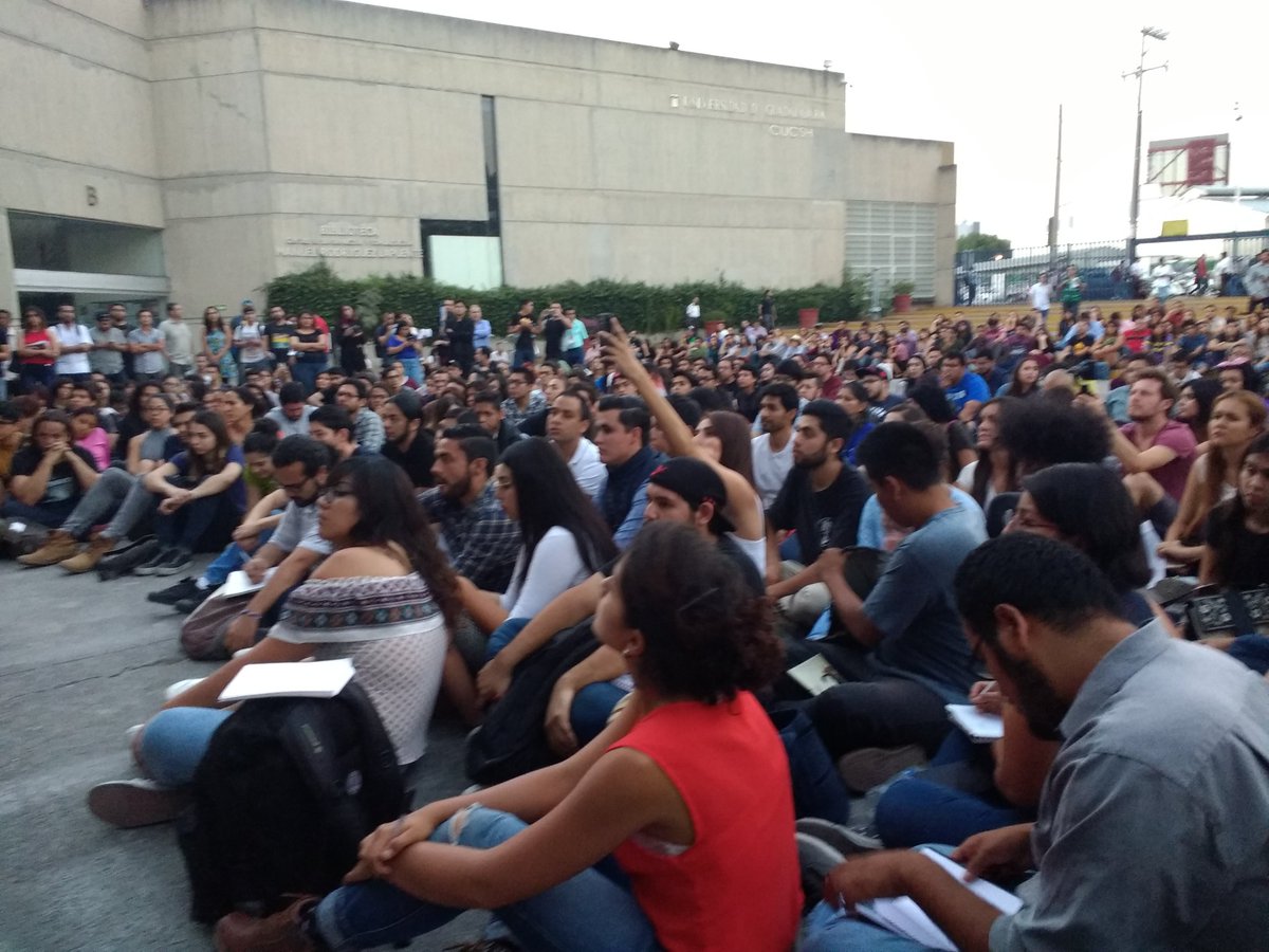 Estudiantes de distintas universidades nos reunimos para organizarnos en torno al tema de nuestros compañeros desaparecidos y la violencia que vivimos como jóvenes.
#NoSonTresSomosTodxs