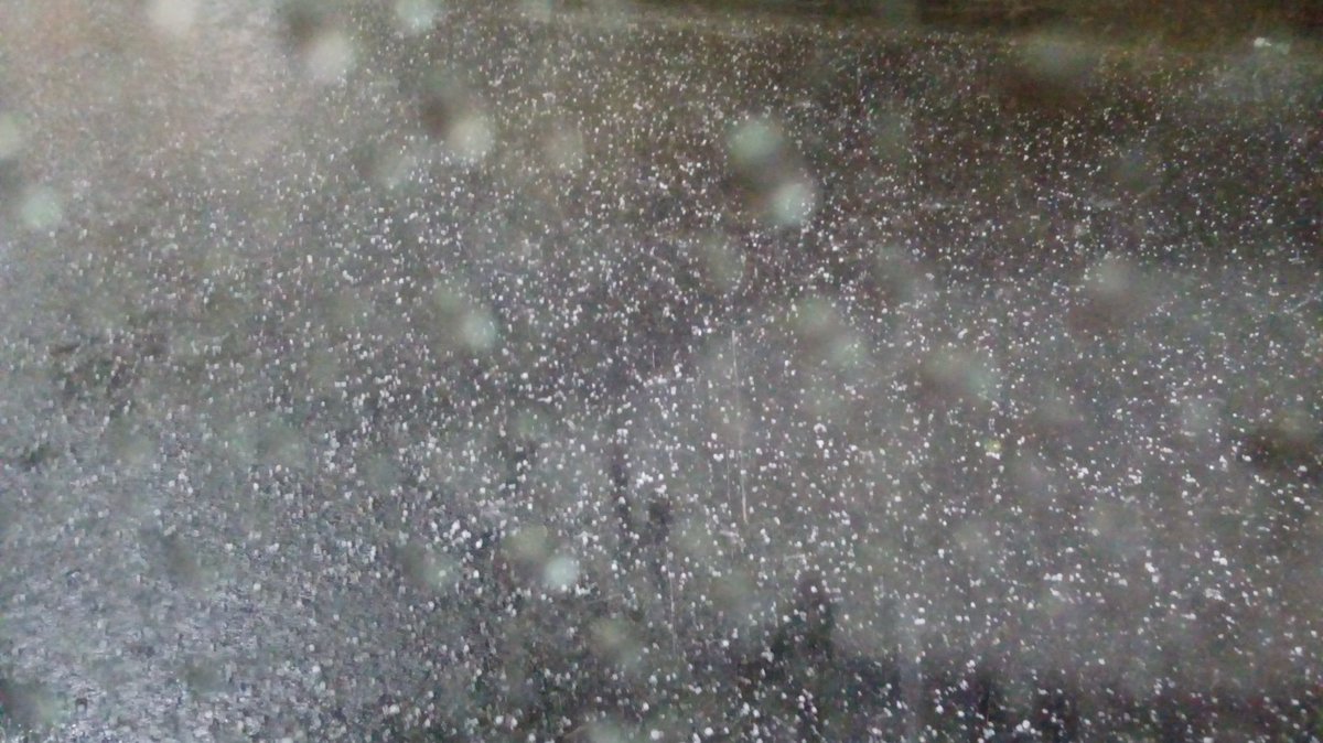 SGise12's tweet photo. @FenomenosTn granizo en Floresta (foto sacada desde el colectivo) https://t.co/kempokHs7a