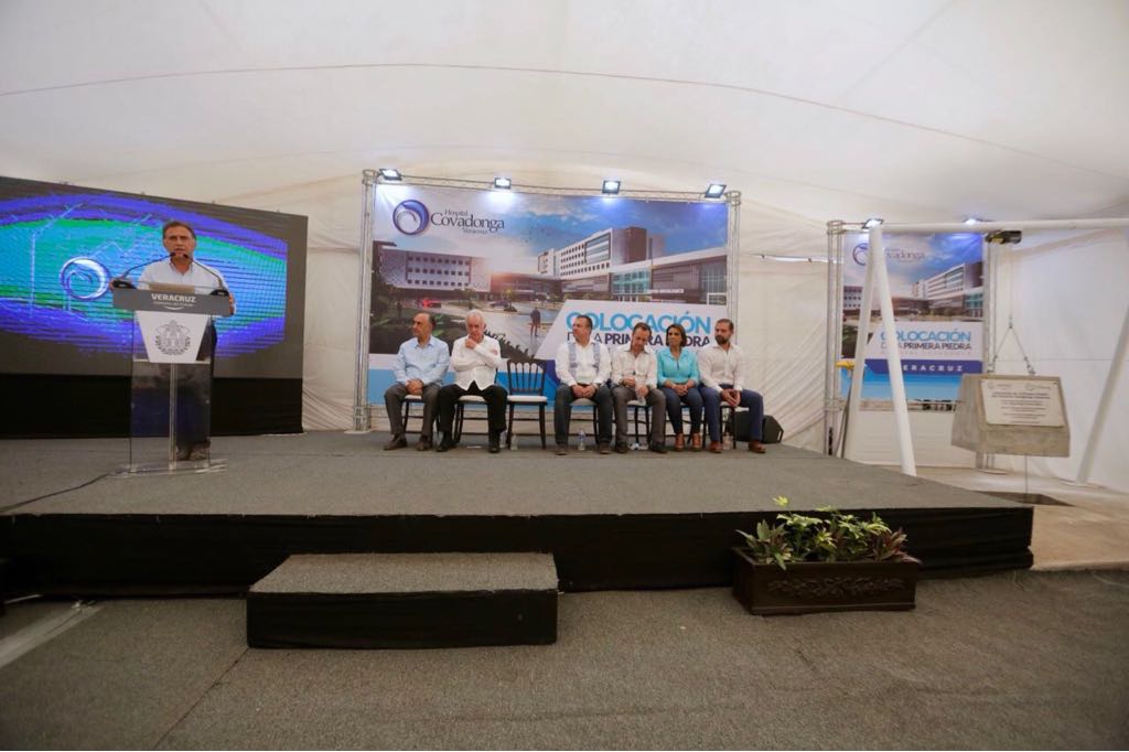 DrIranSuarez's tweet photo. Hoy me invitaron a la colocación de la primera piedra para el hospital Covadonga junto con el Gobernador @YoconYunes https://t.co/rmJ2OTApKk